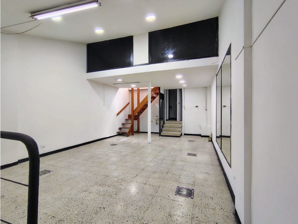 Local en arriendo de 3 niveles | Oportunidad única en centro comercial