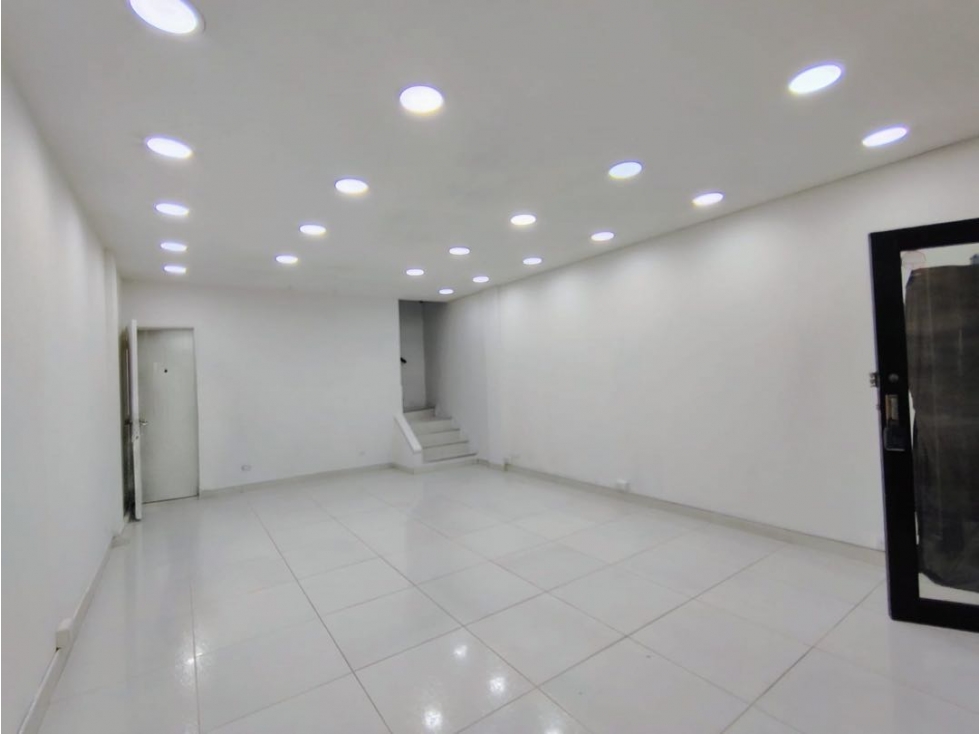 Local en arriendo de 3 niveles | Oportunidad única en centro comercial — foto 2