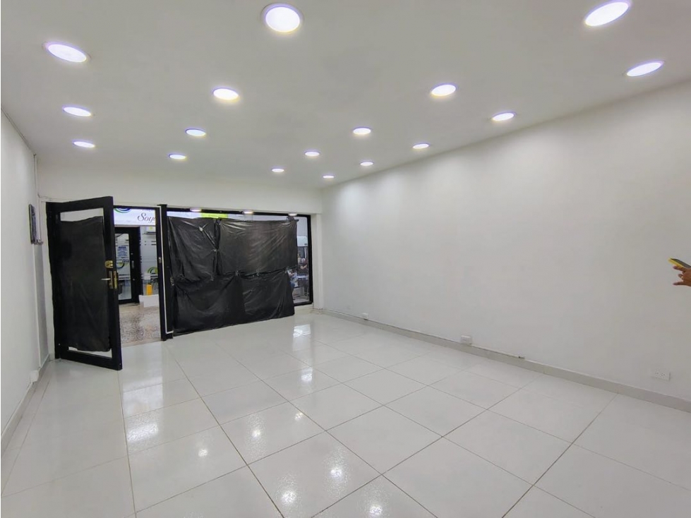 Local en arriendo de 3 niveles | Oportunidad única en centro comercial — foto 3