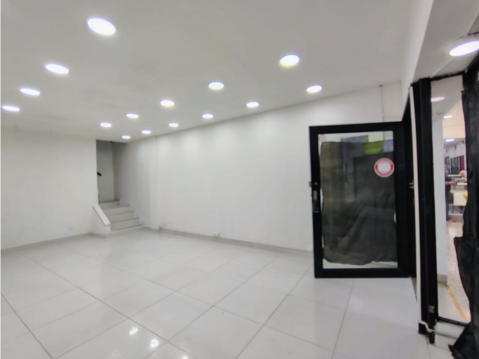 Local en arriendo de 3 niveles | Oportunidad única en centro comercial — foto 4