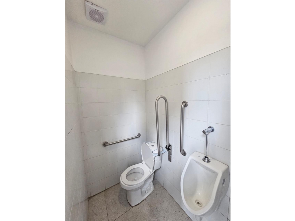 Exclusivo y amplio local en importante zona comercial al norte de BQ - 6