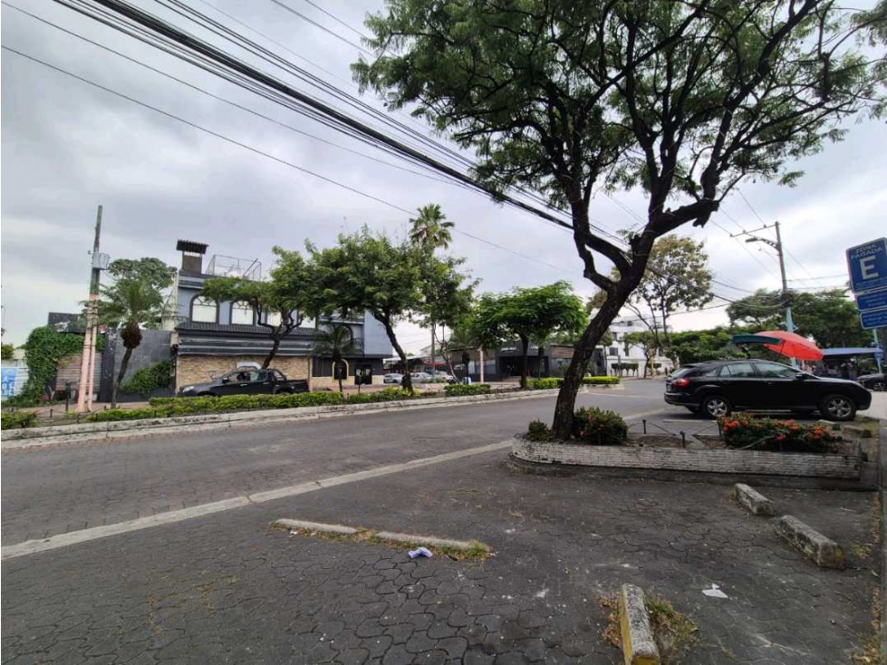 LOCAL COMERCIAL EN URDESA CCENTRAL — foto 4