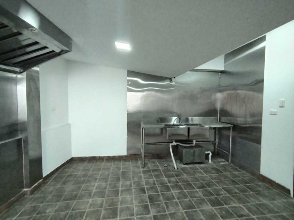 LOS GRANADOS, LOCAL EN RENTA CON 140M2, 2 BAÑOS - 2