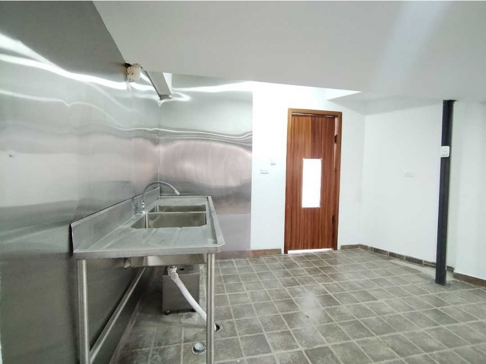 LOS GRANADOS, LOCAL EN RENTA CON 140M2, 2 BAÑOS - 3