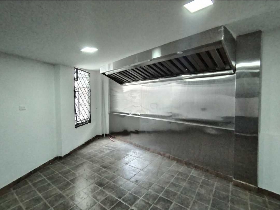 LOS GRANADOS, LOCAL EN RENTA CON 140M2, 2 BAÑOS - 4