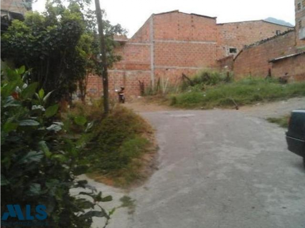 Lote con buena área para construir a su gusto.(MLS#232141) - 1