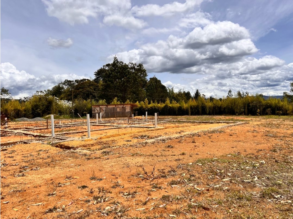 LOTE CON EXCELENTE VISTA Y PRINCIPIO DE CONSTRUCCIÓN EN VENTA~ QUIRAMA