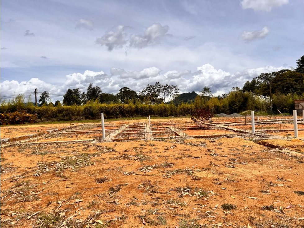LOTE CON EXCELENTE VISTA Y PRINCIPIO DE CONSTRUCCIÓN EN VENTA~ QUIRAMA — foto 2