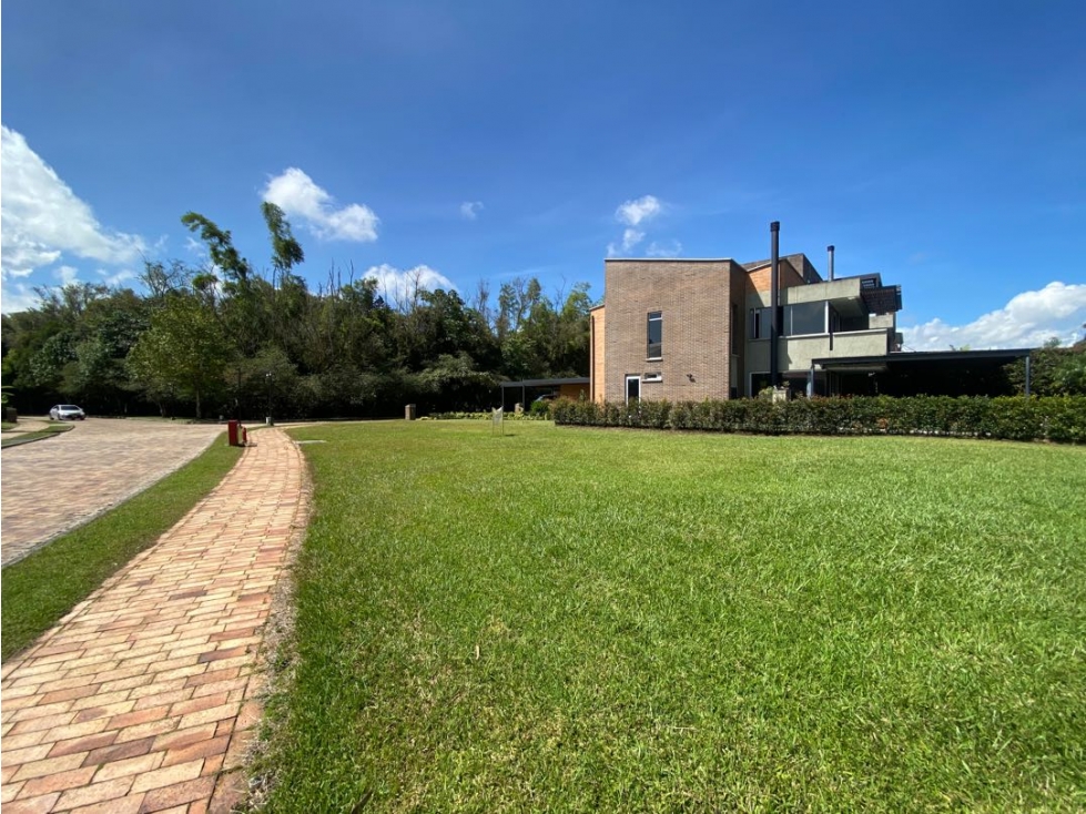 Lote con lago en parcelación- en venta