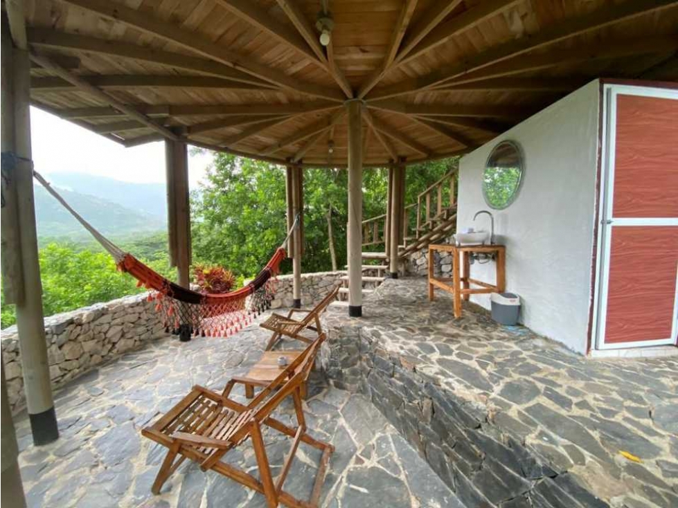 Lote de 1 hectárea con cabañas a menos de 7 kms del parque tayrona