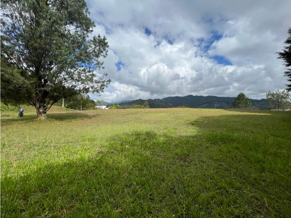 LOTE EN UNIDAD CERRADA VÍA LLANOGRANDE