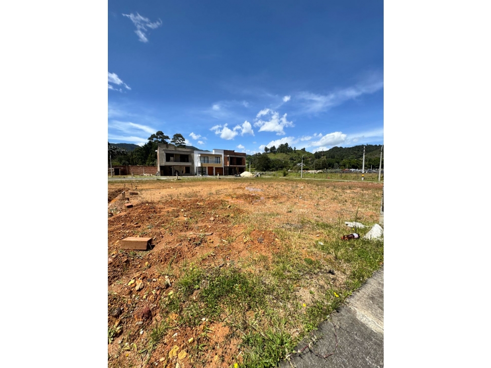 Lote en La Ceja con licencia de construcción unidad abierta — foto 2