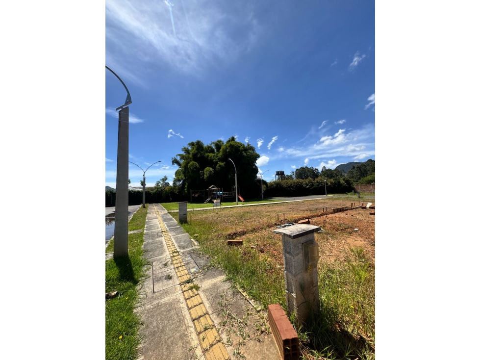 Lote en La Ceja con licencia de construcción unidad abierta — foto 5