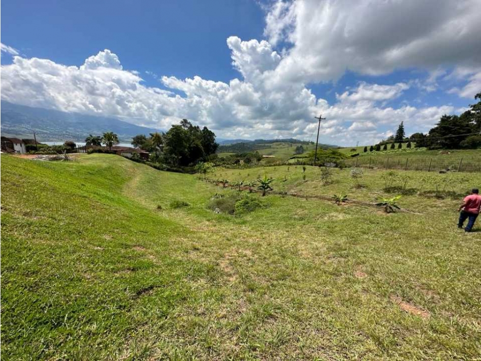 Lote adecuado para construir y negociable en Lago Calima Los Pinos uno - 6