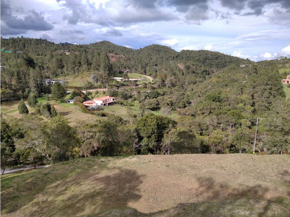 Lote extenso en parcelación de Loma del Escobero Alto (*) — foto 2
