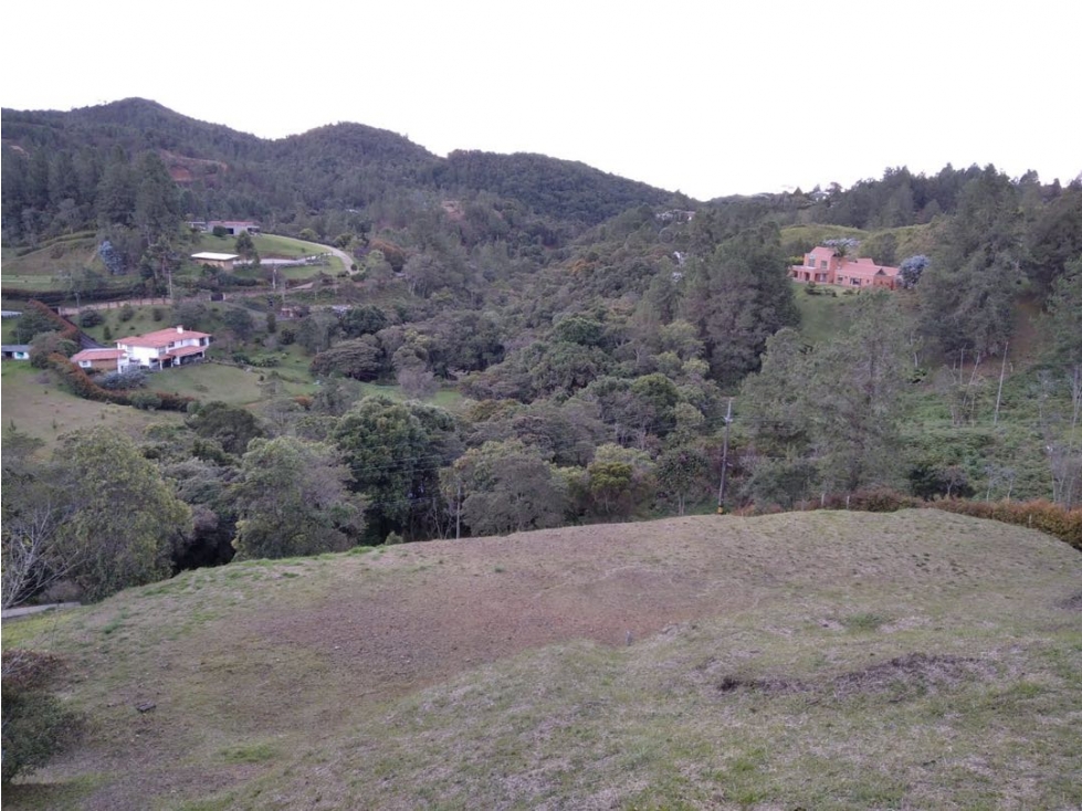 Lote extenso en parcelación de Loma del Escobero Alto (*) — foto 4