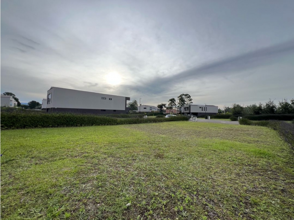LOTE ESQUINERO EN UNIDAD CERRADA SECTOR CLÍNICA DE LLANOGRANDE — foto 2