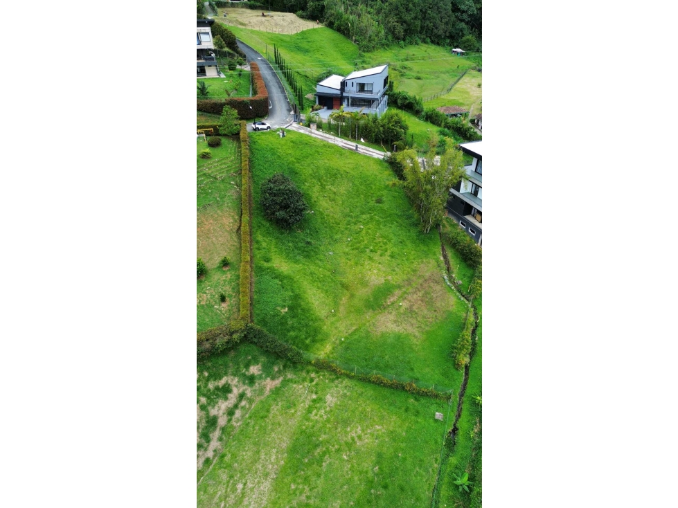 LOTE EN VENTA EN EXCLUSIVA PARCELACIÓN - 1