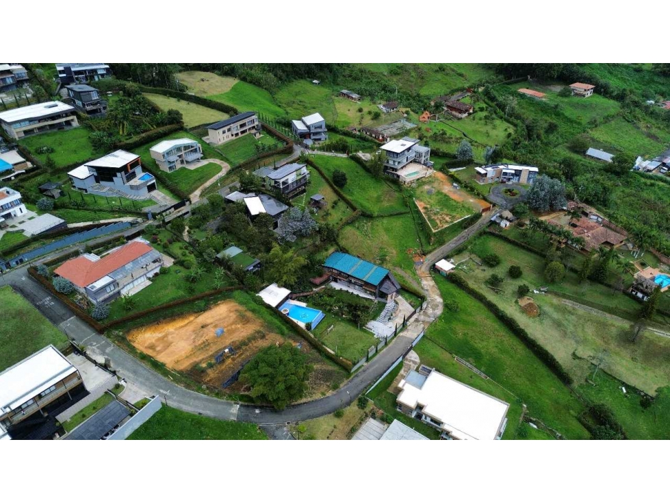 LOTE EN VENTA EN EXCLUSIVA PARCELACIÓN - 2