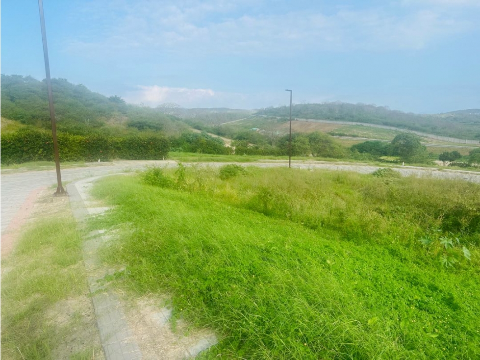 Lote pendiente negativa esquinero de venta Montecristi Golf-Manabí.