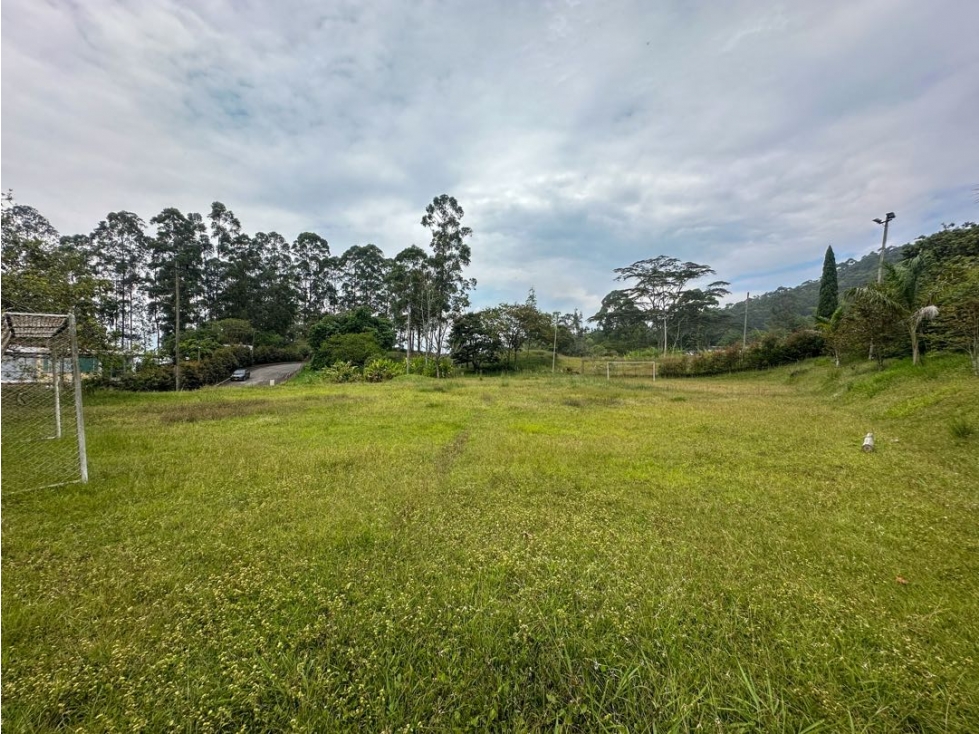 Lote en venta vía Palmas