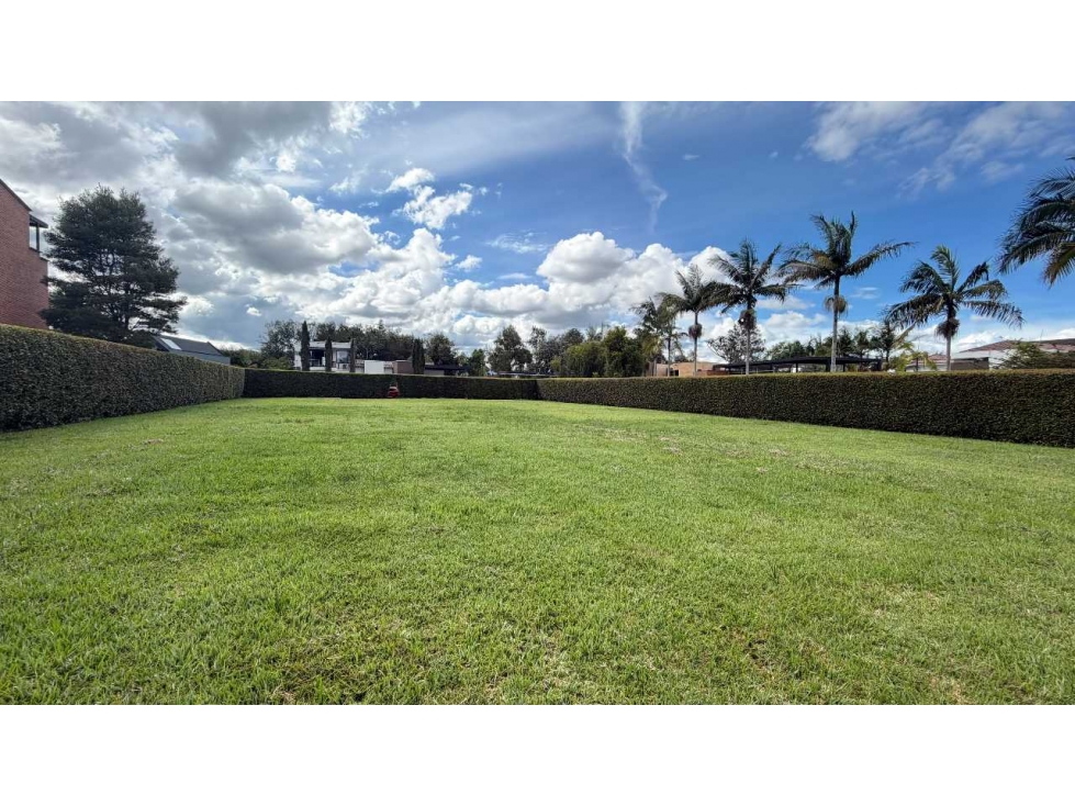 LOTE ESQUINERO A 2 MINUTOS DEL CLUB CAMPESTRE EN LLANOGRANDE.