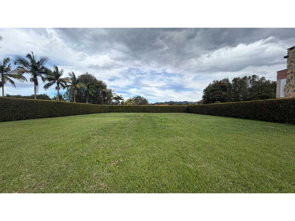 LOTE ESQUINERO A 2 MINUTOS DEL CLUB CAMPESTRE EN LLANOGRANDE. — foto 3