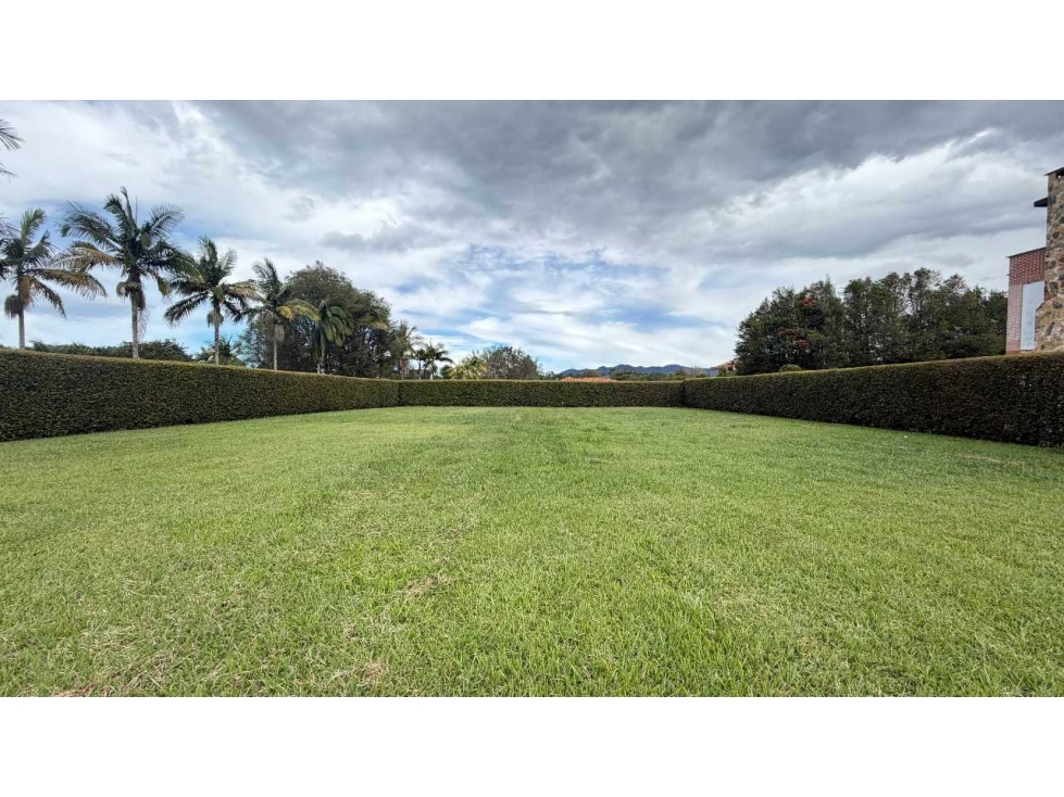 LOTE ESQUINERO A 2 MINUTOS DEL CLUB CAMPESTRE EN LLANOGRANDE. — foto 4