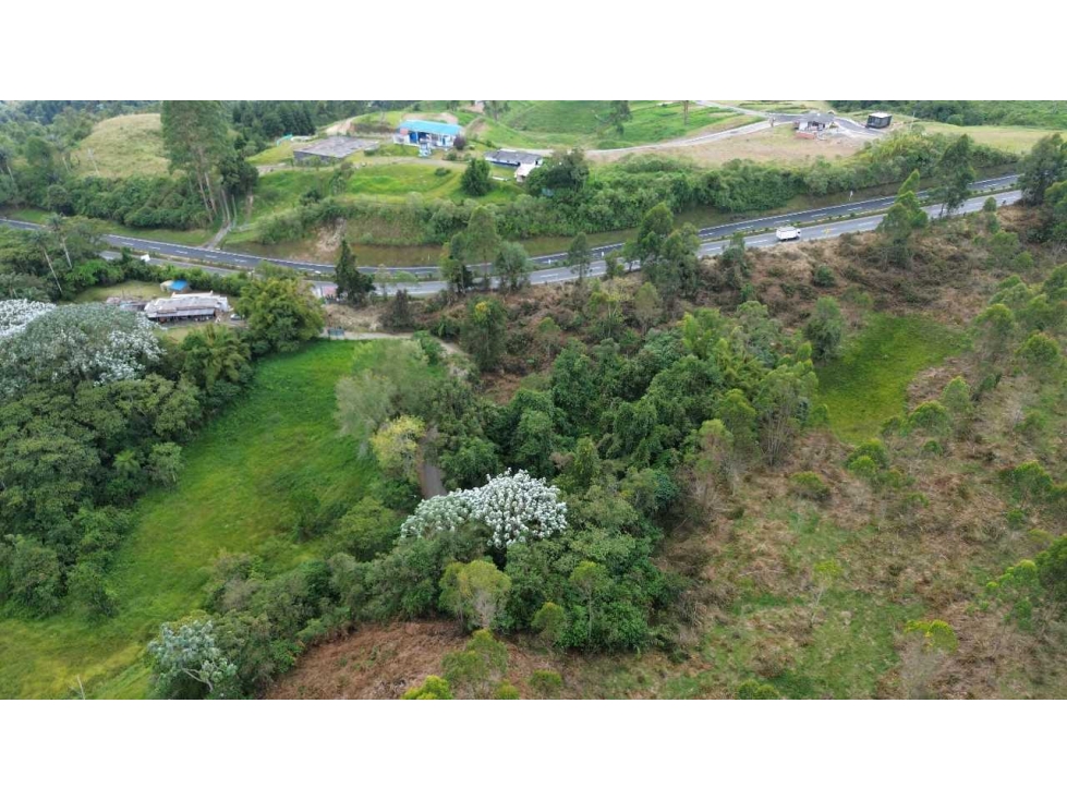 Lote esquinero con frente sobre la doble calzada Pereira - Armenia