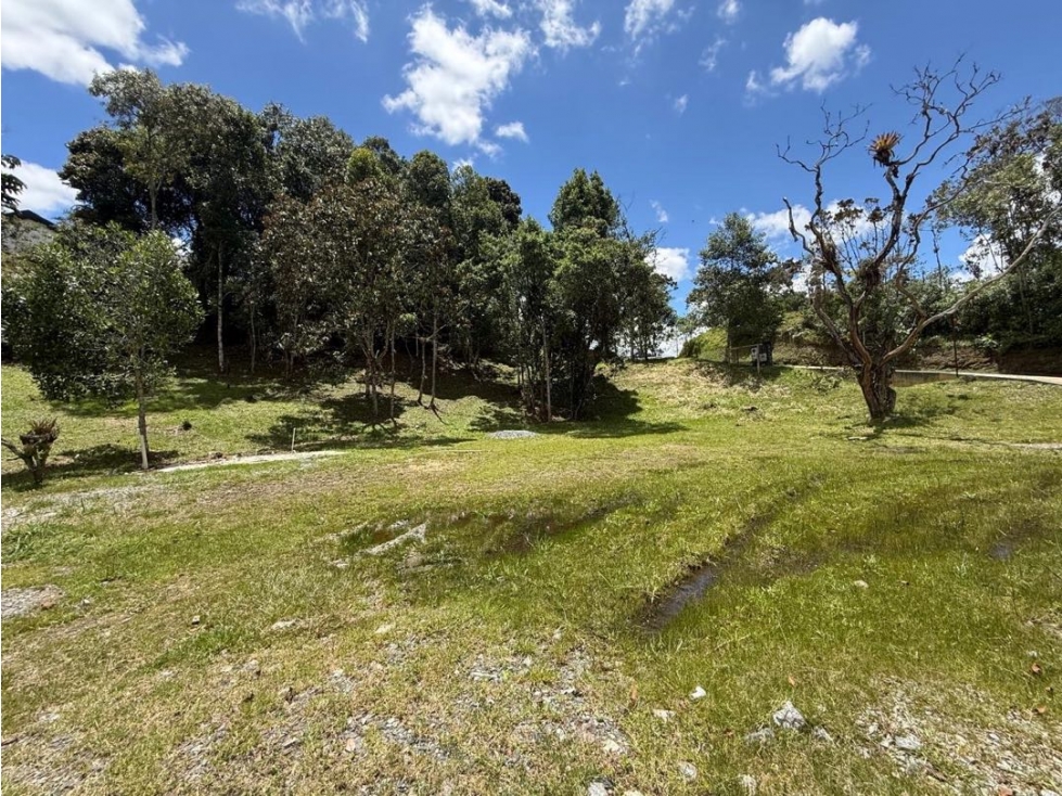 LOTE ESQUINERO UBICADO EN EL RETIRO EN UNA UNA DE LAS MEJORES UNIDADES