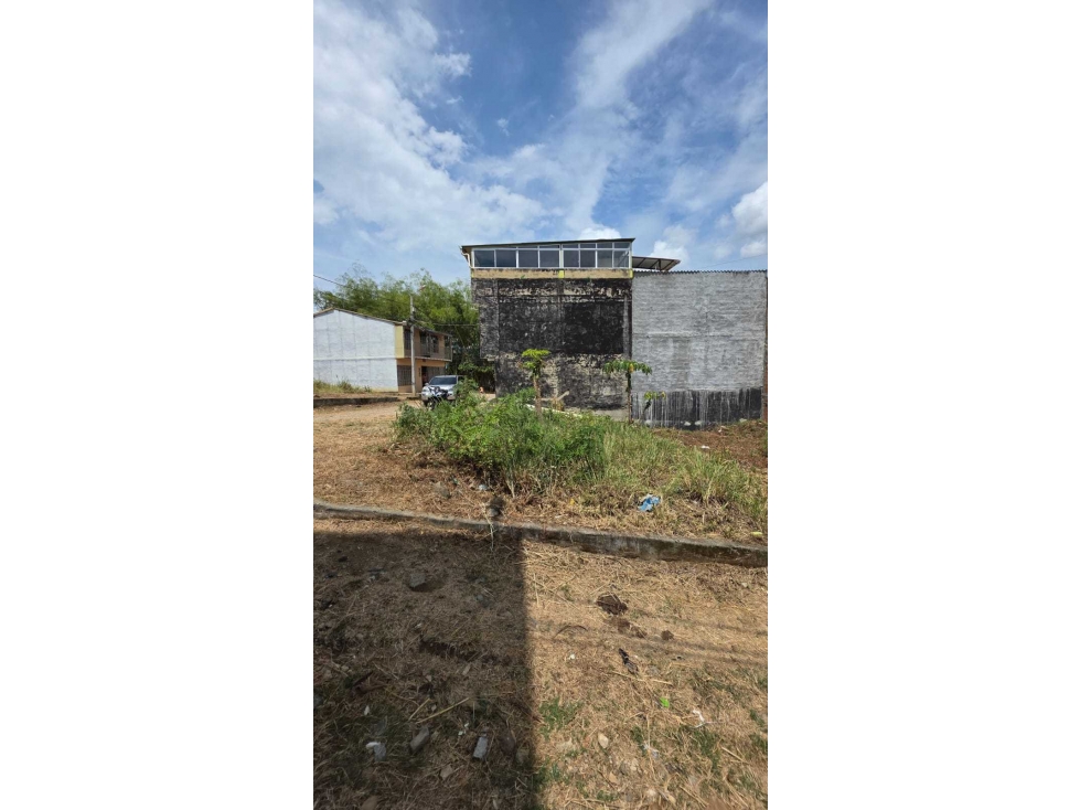 Lote esquinero urbano de 77 M2 en 119 mill negociables en la mesa - 1