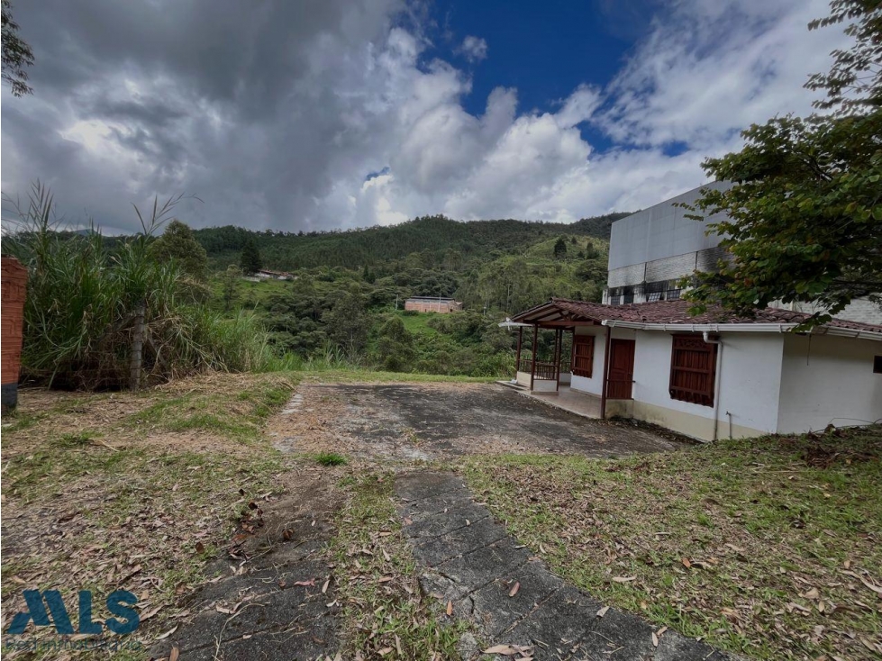 Lote para uso industrial o agrícola y una constru...(MLS#255922) - 2