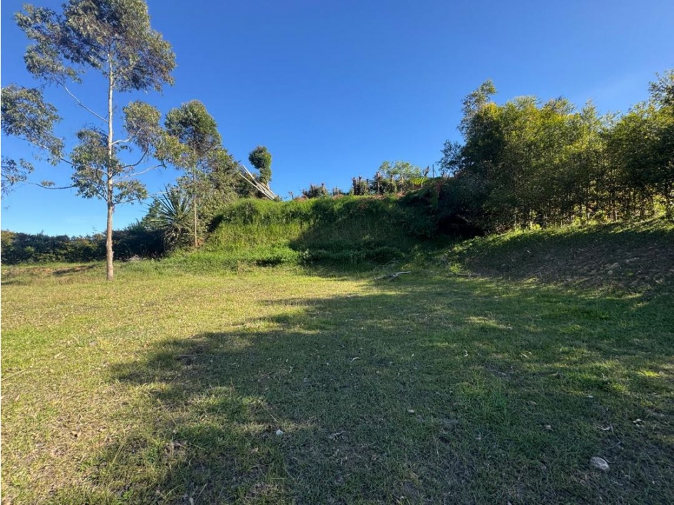 Lote plano independiente en venta en Llanogrande vista a las montañas — foto 3