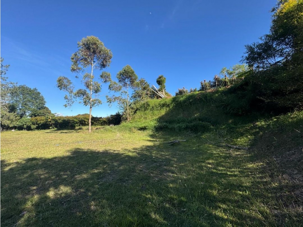 Lote plano independiente en venta en Llanogrande vista a las montañas — foto 4