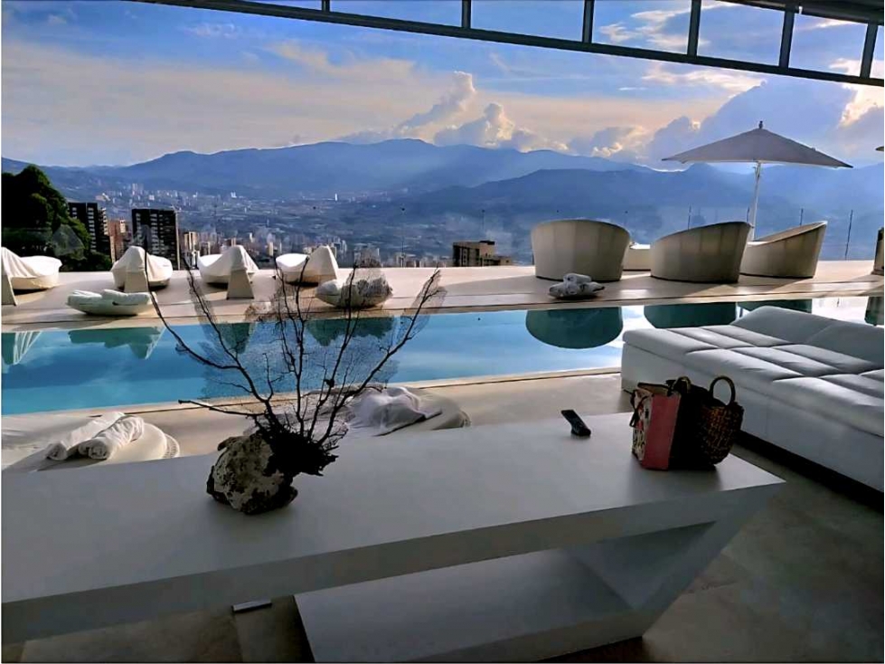 LUJOSA Y MODERNA CASA EN EL POBLADO VUA PALMAS CON PISCINA