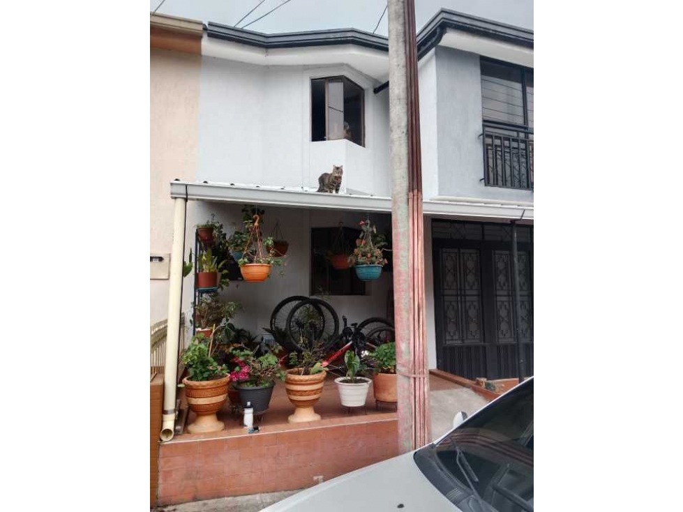 Luxa inmobiliaria vende casa remodelada. conjunto GUAYACÁNES DEL RIO.