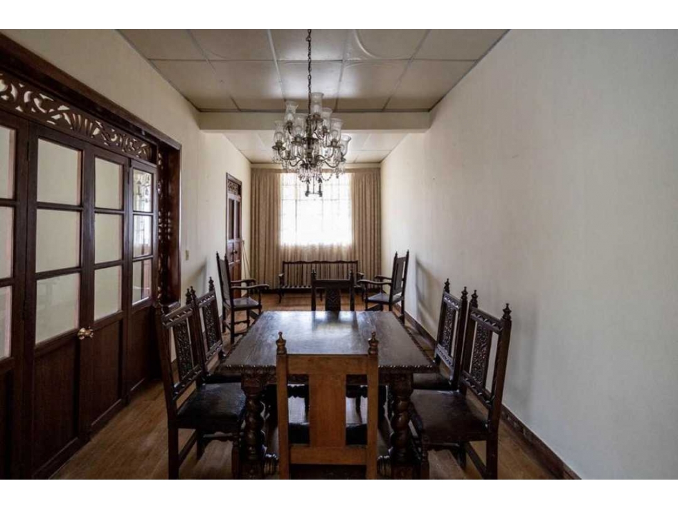 LUXA VENDE CASA CENTRO PARA ENTIDAD. MUY AMPLIA. EXCELENTE UBICACIÓN