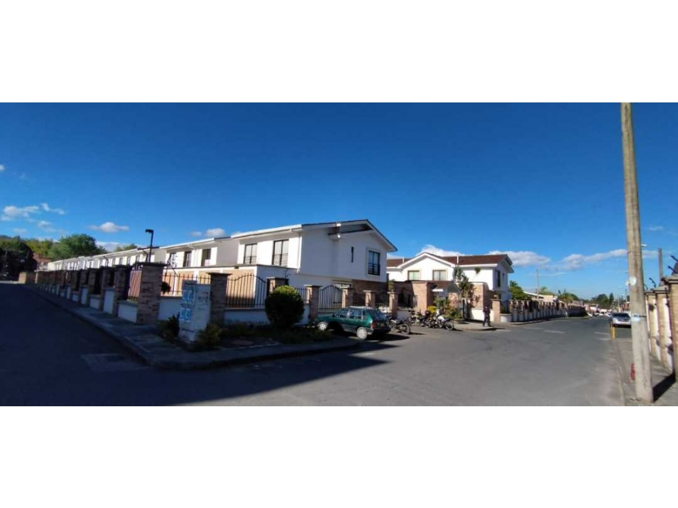 LUXA VENDE HERMOSA CASA EN LA URBANIZACIÓN TULIPANES DE LA HACIENDA — foto 3