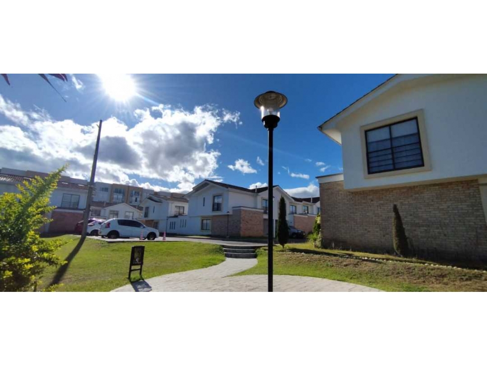 LUXA VENDE HERMOSA CASA EN LA URBANIZACIÓN TULIPANES DE LA HACIENDA — foto 4