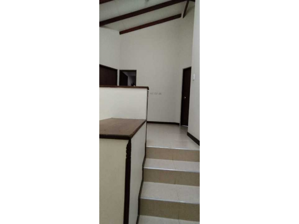 LUXA VENDE HERMOSA CASA EN LA URBANIZACIÓN TULIPANES DE LA HACIENDA — foto 6