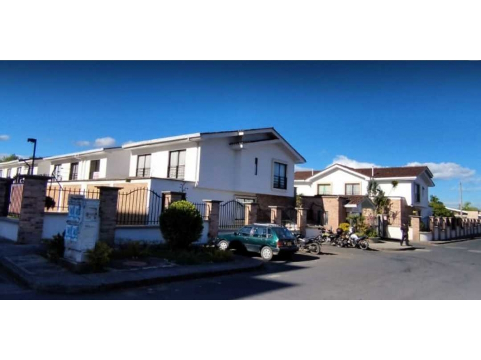 LUXA VENDE HERMOSA CASA EN LA URBANIZACIÓN TULIPANES DE LA HACIENDA