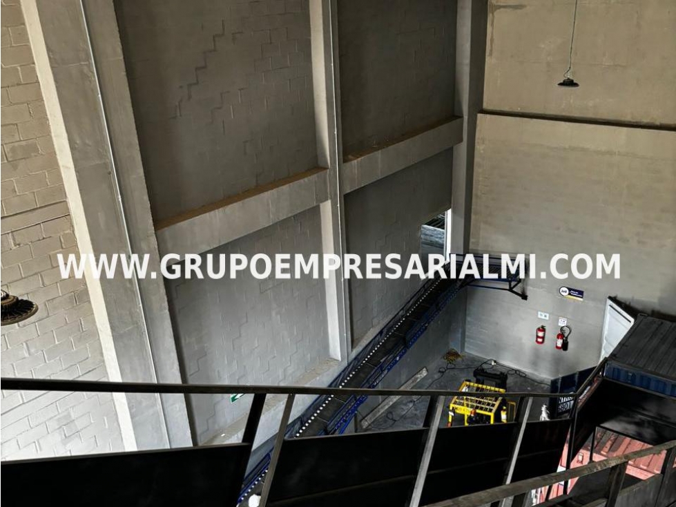 MAGNÍFICA BODEGA EN VENTA - SECTOR LA TOLVA COD: 31037 - 3