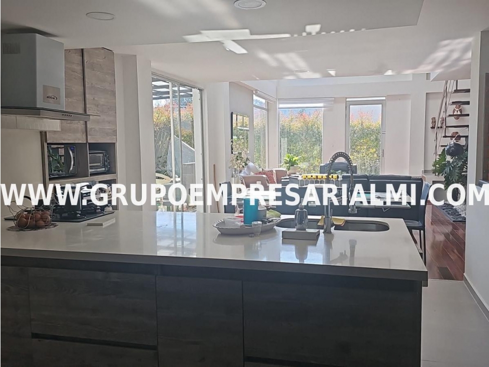 MAGNÍFICA CASA EN ARRIENDO - SECTOR LOMA DEL ESCOBERO COD: 31484 - 4