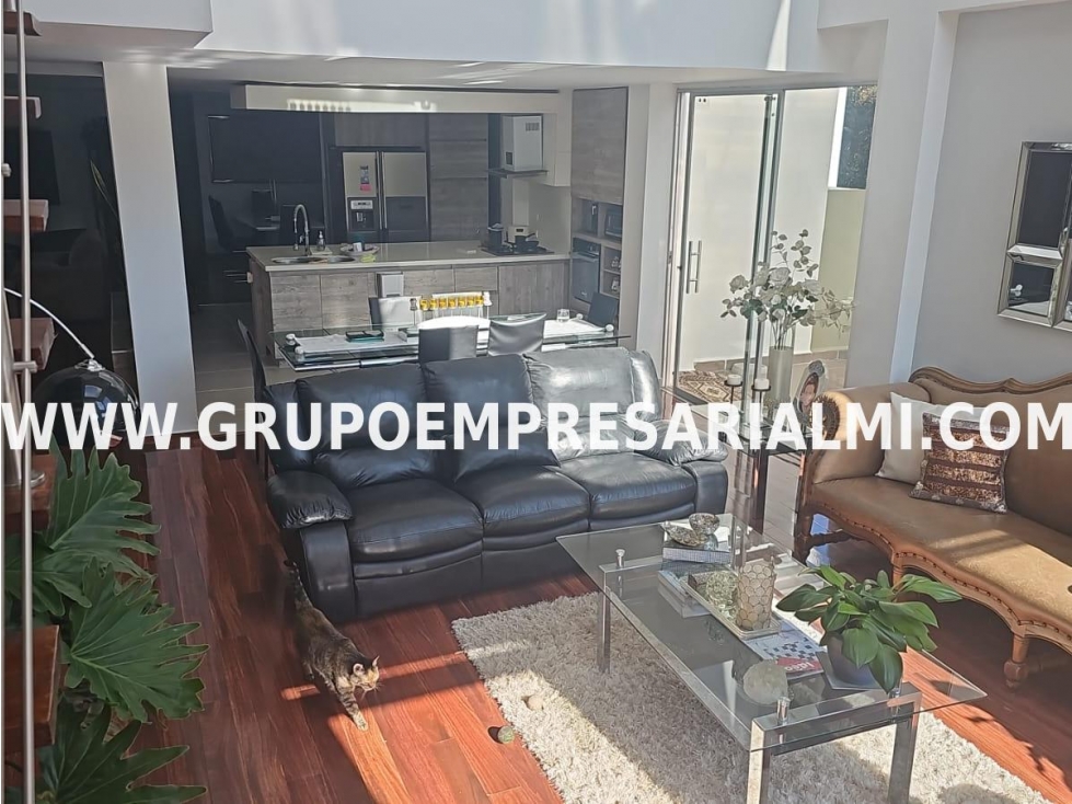 MAGNÍFICA CASA EN ARRIENDO - SECTOR LOMA DEL ESCOBERO COD: 31484 - 6