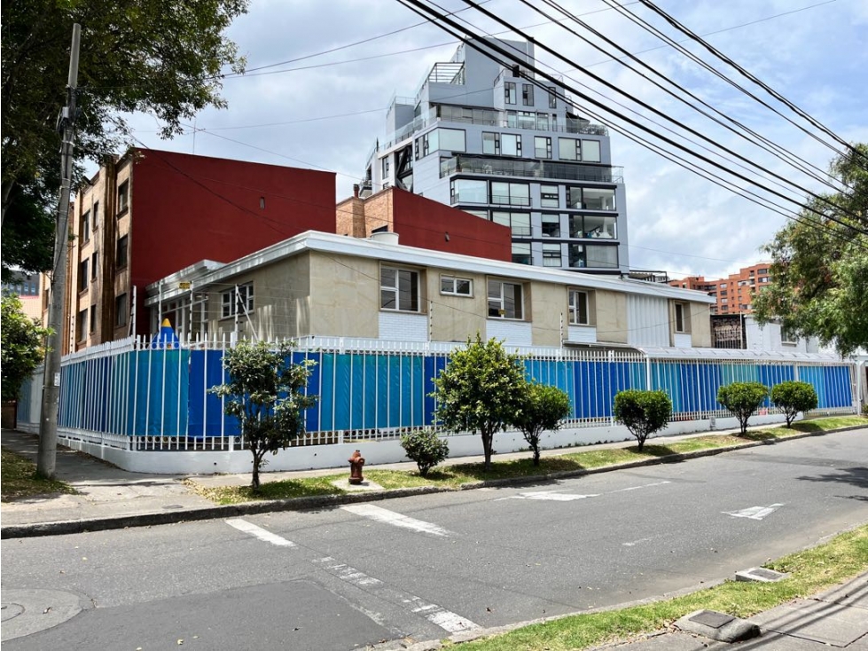 Santa Ana Occ. casa para uso institucional con arriendo vigente
