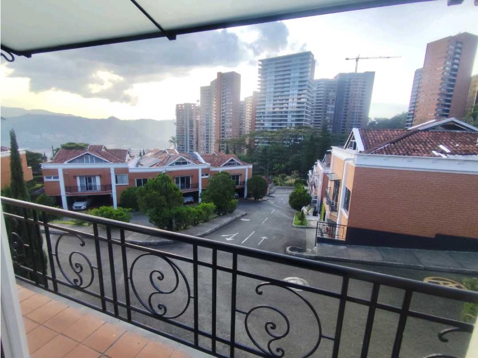 Magnifica casa en altos del poblado