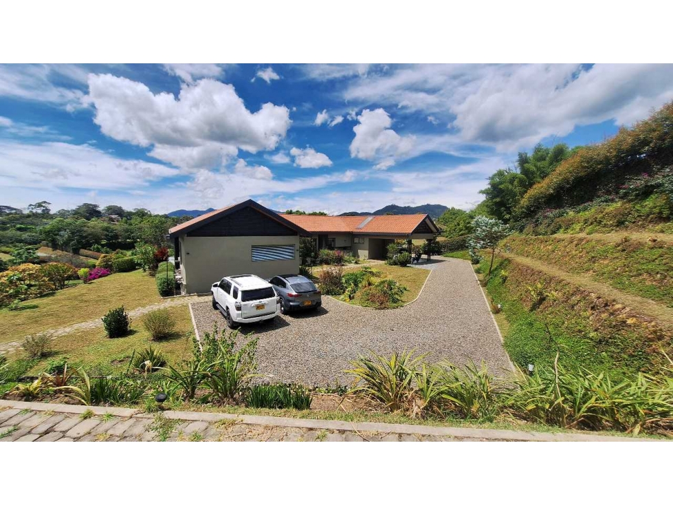 MODERNA CASA DE UN NIVEL PARA LA VENTA EN LLANOGRANDE -RIONEGRO.