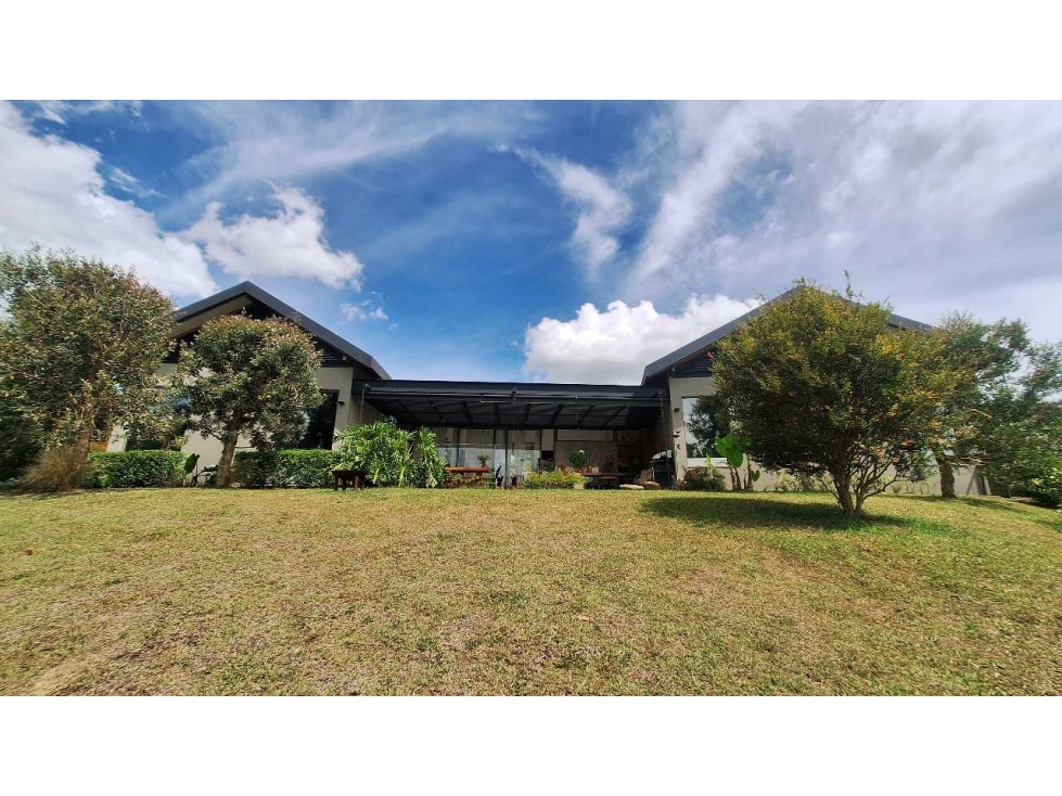 MODERNA CASA DE UN NIVEL PARA LA VENTA EN LLANOGRANDE -RIONEGRO. — foto 2