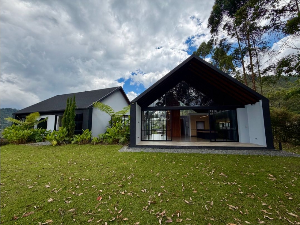 MODERNA CASA EN EL RETIRO