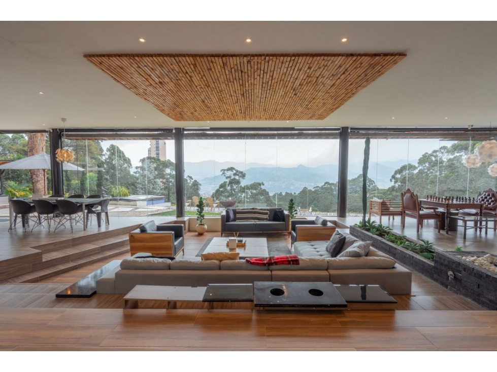 MODERNA CASA EN PALMAS CON VISTA A LA CIUDAD DE MEDELLIN
